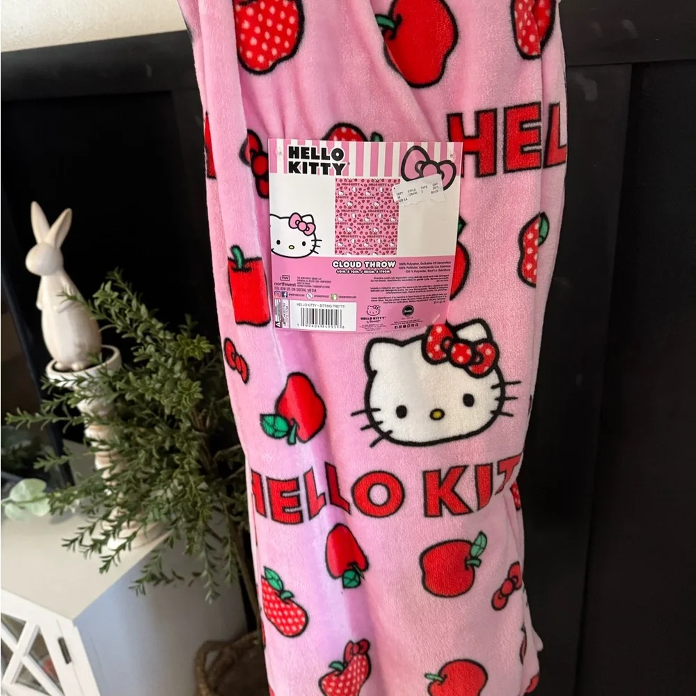 NWT Hello Kitty Pink Apple blanket 60x70 Oversized Super Soft!